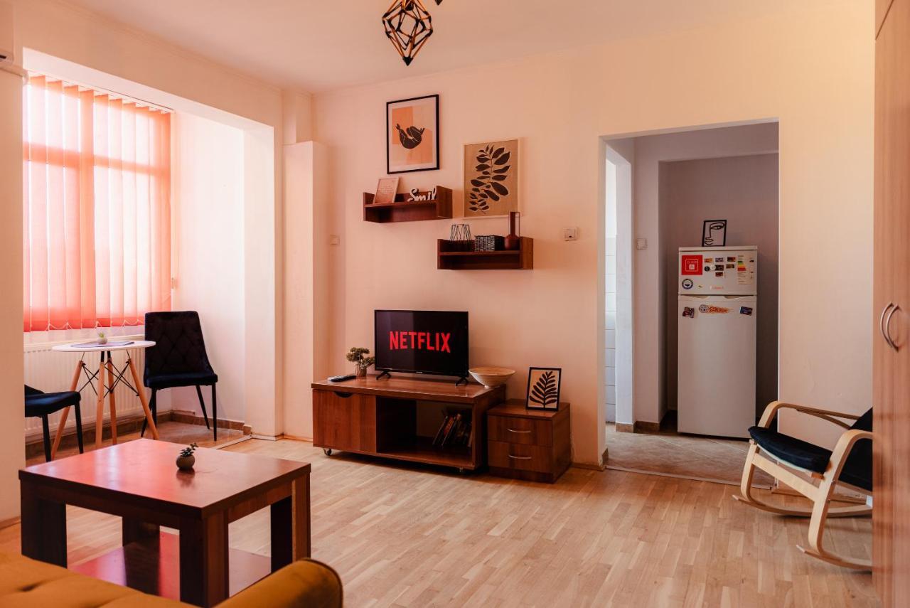 Romanian Athenaeum 1Br Apartment With Amazing View บูคาเรสต์ ภายนอก รูปภาพ