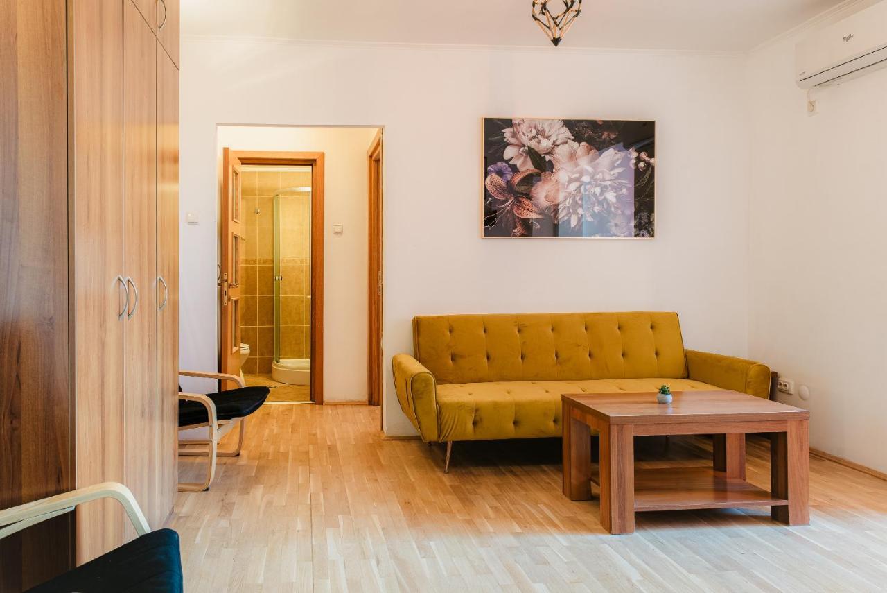 Romanian Athenaeum 1Br Apartment With Amazing View บูคาเรสต์ ภายนอก รูปภาพ