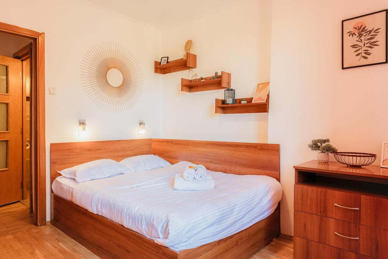Romanian Athenaeum 1Br Apartment With Amazing View บูคาเรสต์ ภายนอก รูปภาพ